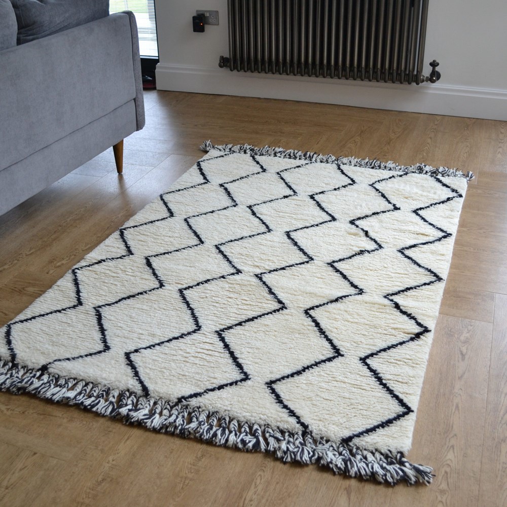 BR14 Boho Moroccan Shaggy Wool Rug in Cream & Black